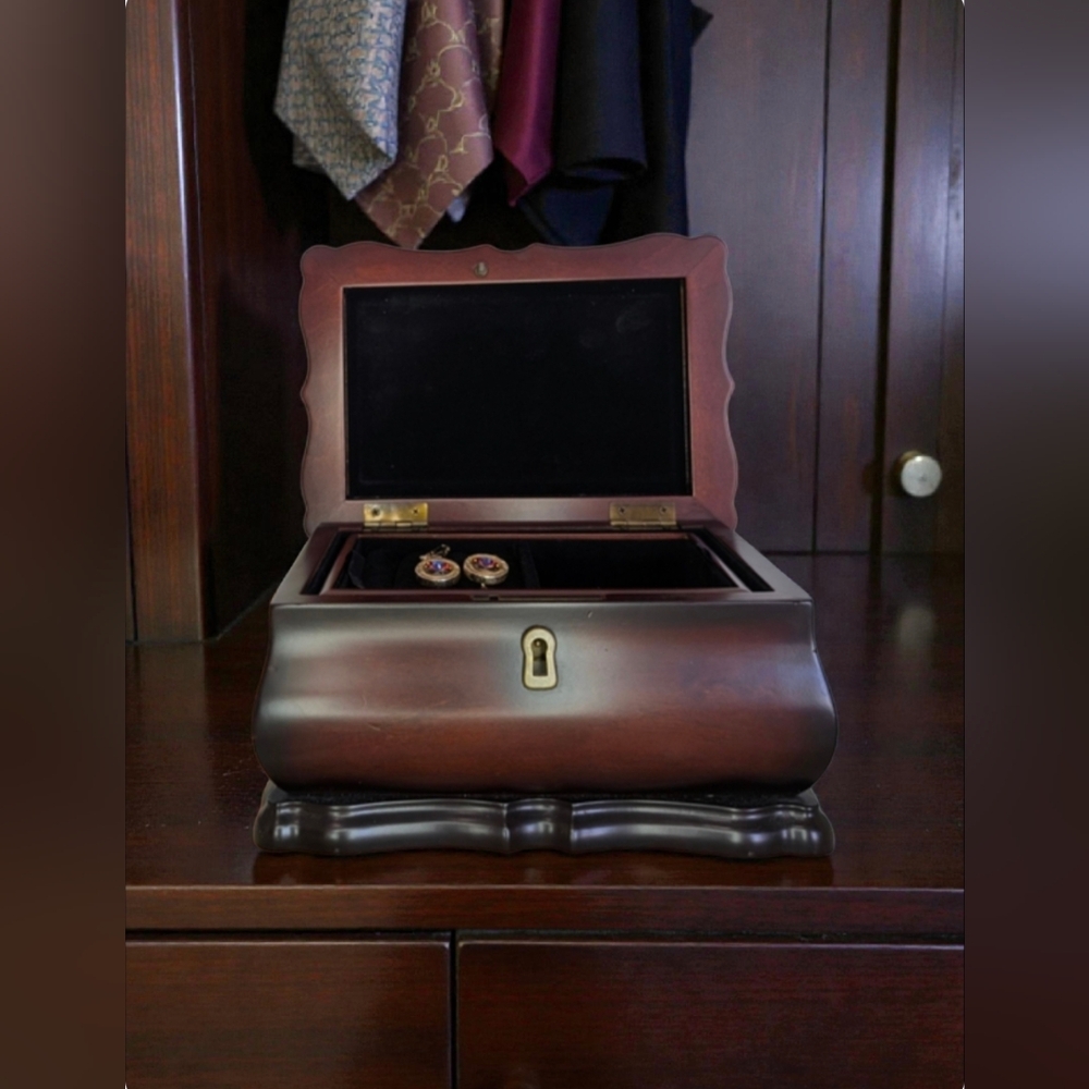 Bombay Valet Box, Rare Western Chain Hatband, Red Rivoli & Horsehead Cufflinks